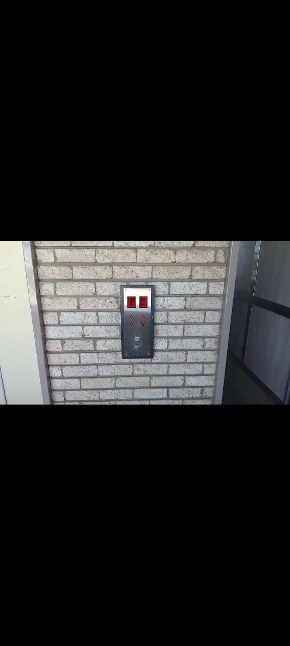 Elevator call panel with floor indicator